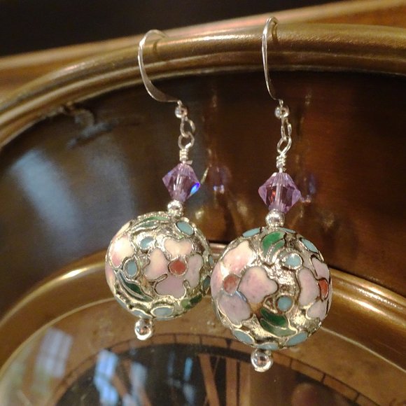 Handmade artisanal earrings in the Cloisonne style distinguished by lilac hues - Picture 6 of 8